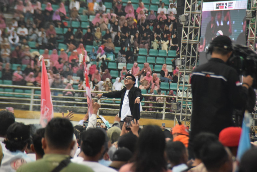 Penampilan Denny Caknan pada Kampanye Akbar Khofifah-Emil di Stadion Jember Sport Garden (JSG), Kabupaten Jember, Minggu (10/11/2024).