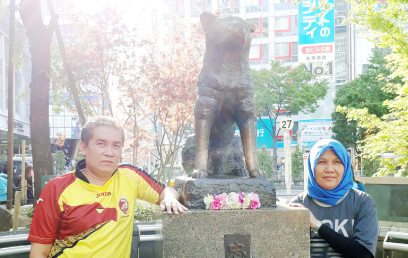 Berfoto di patung perunggu Hachiko di depan stasiun Shibuya. (FOTO: Dok. Maspril Aries)