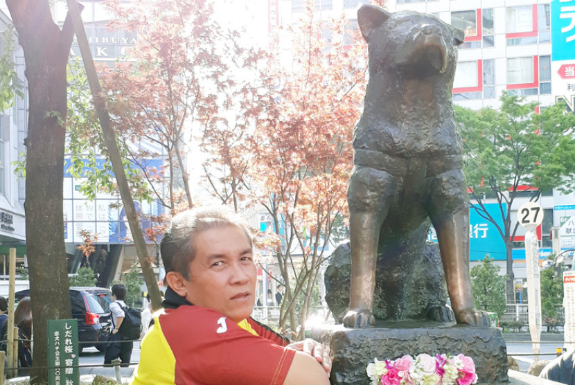 Berfoto dengan obyek patung Hachiko di depan stasiun Shibuya. (FOTO: Dok. Maspril Aries)