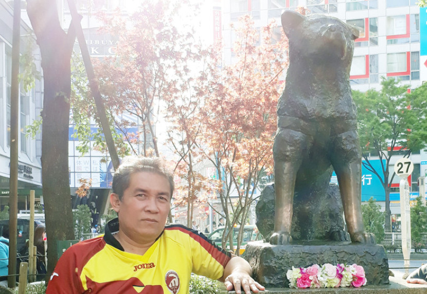 Berfoto dengan obyek patung Hachiko di depan stasiun Shibuya. (FOTO: Dok. Maspril Aries)