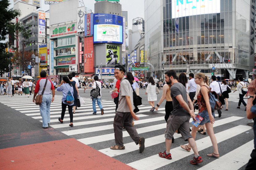 Menyebrang ramai-ramai di Shibuya Crossing yang ikonik. (FOTO: Safira Yasmin)