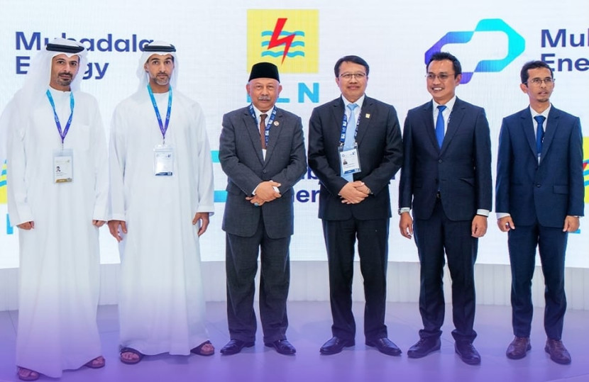 Kolaborasi antara PLN Energi Primer Indonesia Mubadala Energy dalam utilisasi dan pengembangan infrastruktur gas bumi dari Blok Andaman Selatan. Duta Besar Republik Indonesia untuk Uni Emirat Arab, Husin Bagis (ketiga dari kiri), Direktur Utama PLN Energi Primer Indonesia Iwan Agung Firstantara (ketiga dari kanan), CEO of Mubadala Energy, Mansoor Al Hamed (kedua dari kiri), Direktur Gas dan BBM PLN Energi Primer Indonesia, Rakhmad Dewanto (kedua dari kanan), President Director Mubadala Energy Indonesia, Abdulla Bu Ali (kiri) dan Kepala Satuan Perencanaan Korporat PLN Energi Primer Indonesia, Wirawan (kanan). (Foto: Dok Ruzka Indonesia/PLN)