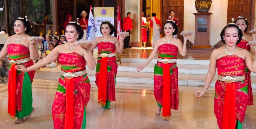 Tujuh penari membawakan tari Sekar Puri, Rindu kepada wajah budaya ibu pertiwi. (Foro: Hendratayudha)