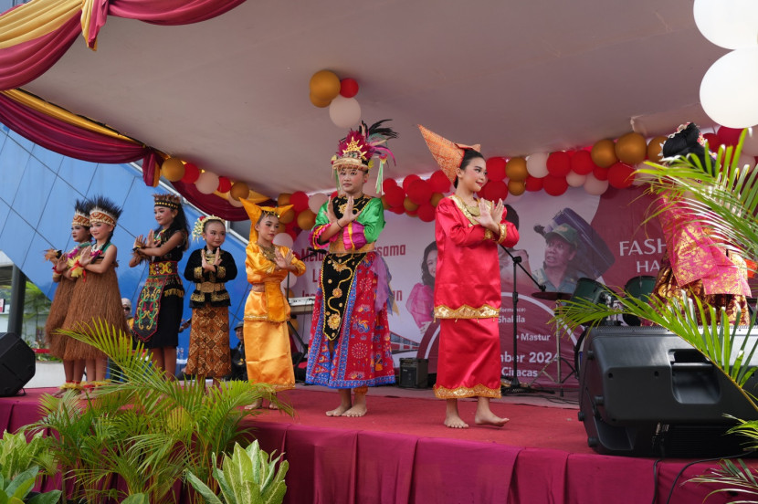 Gelaran fashion show dalam rangka memperingati Hari Pahlawan 2024 di Stasiun Ciracas, Jakarta, ini diikuti oleh 50 peserta dengan rentang usia 9-12 tahun. (Foto: Humas PT KAI)