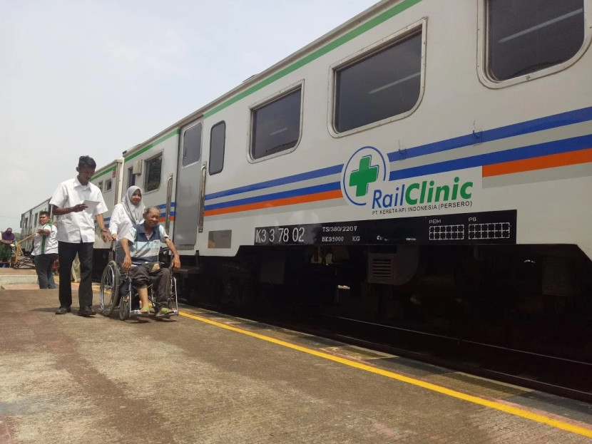 Rail Clinic jufa dengan dilengkapi Rail Library (Kereta Perpustakaan). (Foto: Humas PT KAI)