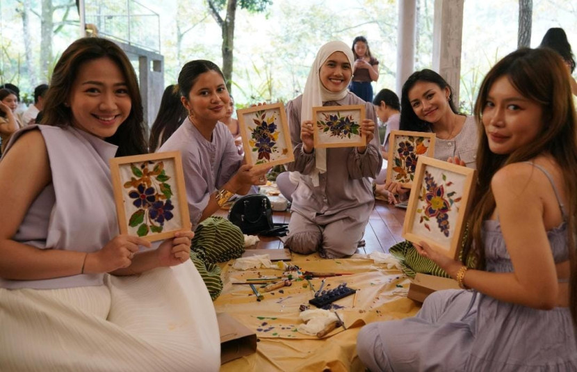 Workshop pembuatan sabun dari bahan tumbuh-tumbuhan, yoga di luar ruangan, hingga membatik dalam rangka memperkenalkan SoKlin Liquid Nature French Lilac bertajuk Reconnect with Nature #PilihanTerbaikDariTumbuhan di Rumah Atsiri, Karanganyar, Jawa Tengah. 