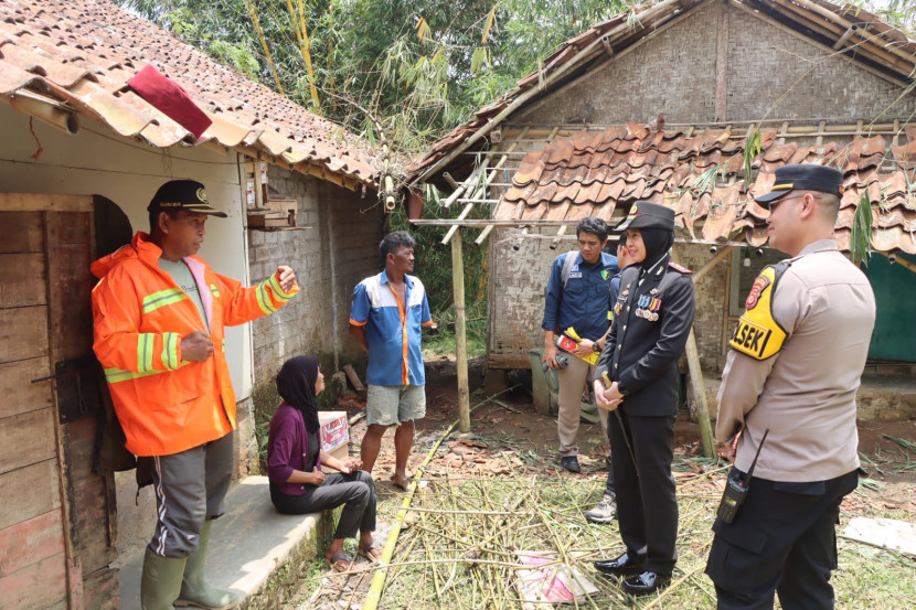 Kapolres Sukabumi Kota AKBP Rita Suwadi mengunjungi warga terdampak bencana di Kecamatan Kebonpedes, Kabupaten Sukabumi, Ahad (10/11/2024).