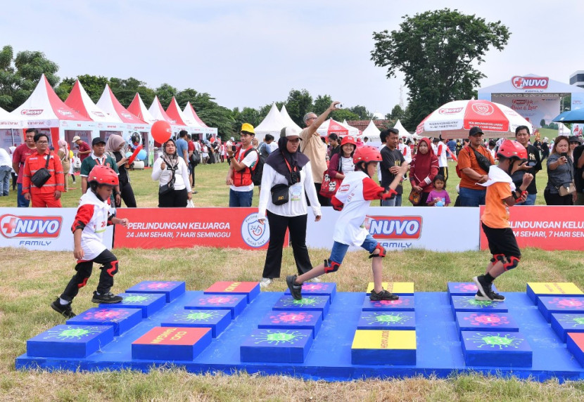 Peserta bermain batu pijak (stepping stones) saat Nuvo Challenge pada acara puncak “Nuvo Yuk Main di Luar” di Kota Semarang, Jawa Tengah, Minggu (10/11/2024). (Foto: Ruzka Indonesia/Nuvo)