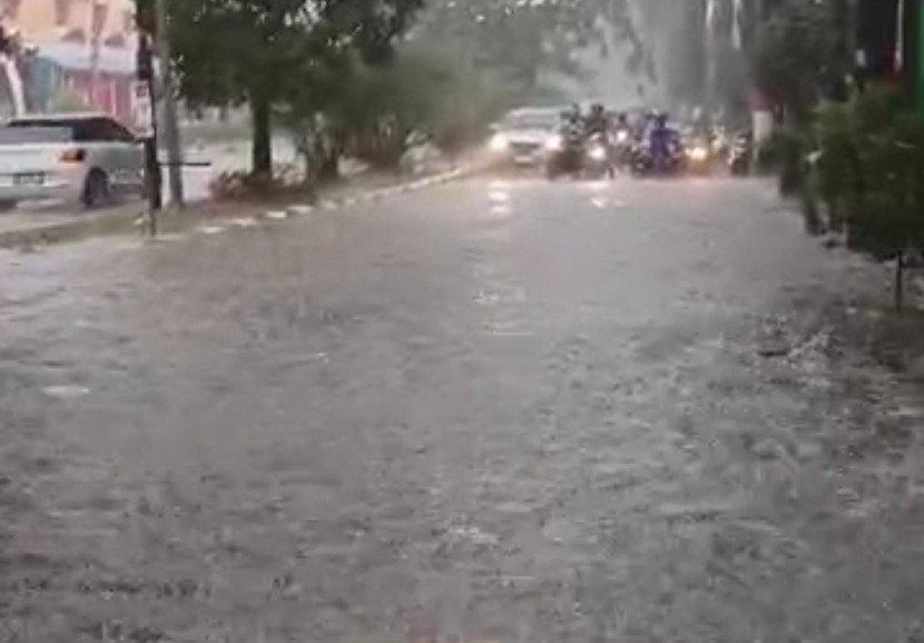 Banjir di Jalan Cinere Raya (depan Cinere Mal), akibatkan terjadi kemacetan lalulintas. (Foto: Dok Ruzka)