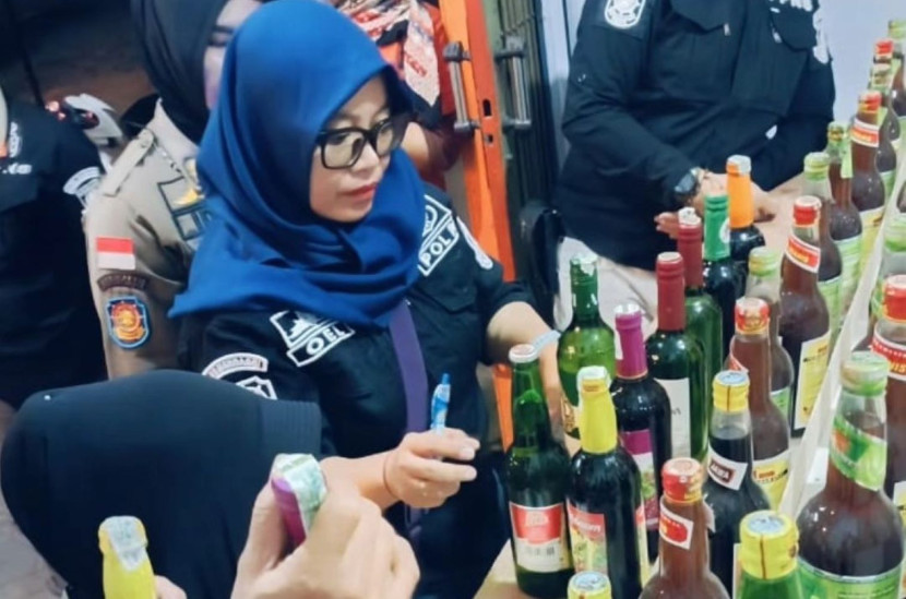 Puluhan botol minuman keras disita dari warung penjual jamu di Kota Cilegon. Foto: Diskominfo Kota Cilegon