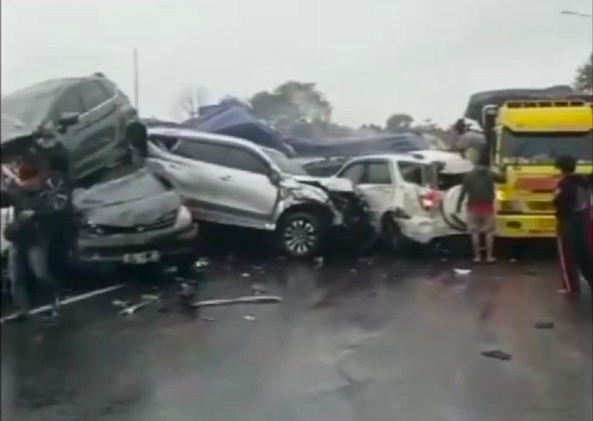 Tampak kendaraan menumpuk akibat kecelakaan massal yang terjadi di Jalan Tol Cipularang, Purbaleunyi Km 92, Senin (11/11/2024). (Foto: Dok Ruzka)