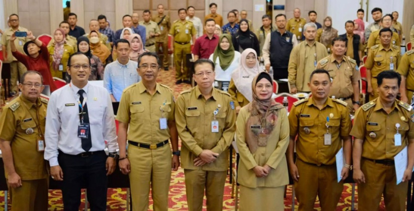 Kepala Diskominfo Kota Depok Manto (tengah) bersama seluruh peserta sosialisasi pembentukan KIM Kelurahan di Ballroom Savero Hotel, Kota Depok, Senin (11/11/2024). (Foto: Dok Diskominfo Kota Depok)