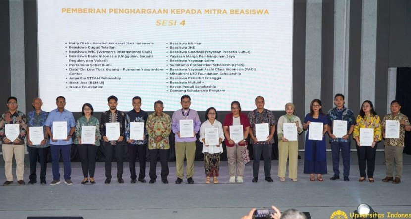 UI mengundang mitra-mitra baru, sekaligus memberikan apresiasi kepada the most dedicated partner yang setia bekerja sama dalam menyelenggarakan pemberdayaan mahasiswa, pelatihan, serta hibah untuk riset dan pengabdian masyarakat. (Foto: Dok Biro Humas & KIP UI)