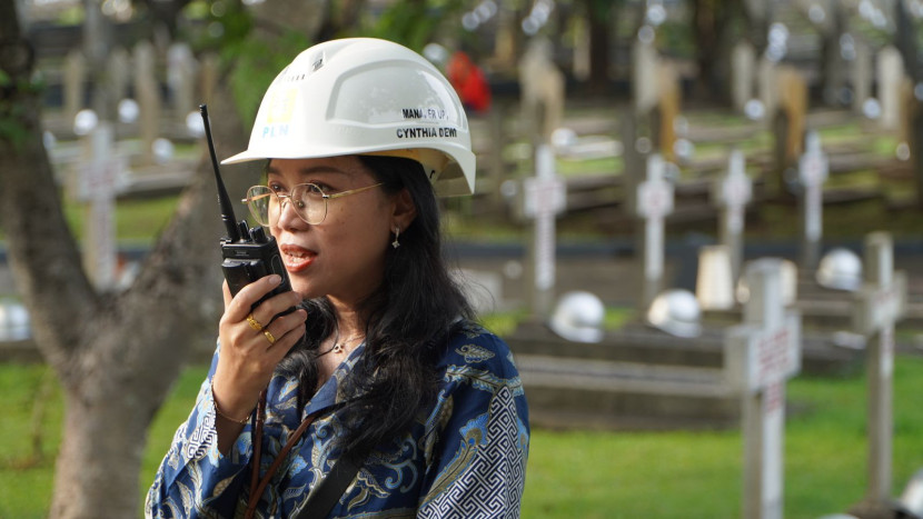 Manager PLN UP3 Lenteng Agung siaga menjaga keandalan pasokan listrik upacara Hari Pahlawan 10 November 2024 di Taman Makam Pahlawan, Kalibata, Jakarta. (Foto: Dok Ruzka Indonesia/PLN) 