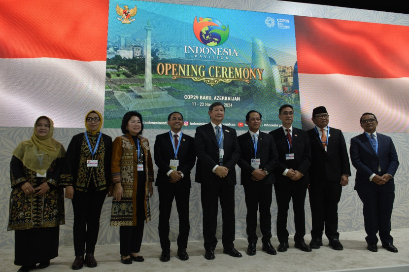 Utusan Khusus Presiden Republik Indonesia untuk kegiatan Konferensi Perubahan Iklim PBB ke-29 (COP29 UNFCCC), Hashim Djojohadikusumo (tengah) bersama delegasi Indonesia ketika menghadiri pembukaan Paviliun Indonesia dalam Conference of the Parties (COP) ke-29 di Baku, Azerbaijan, Senin (11/11/2024). (Foto: Dok Ruzka Indonesia/PLN) 