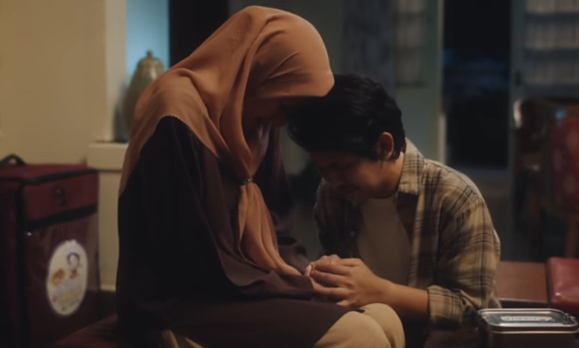 Cut Mini dan Indra Jegel dalam adegan mv Si Paling Mahir. (Youtube Raisa)