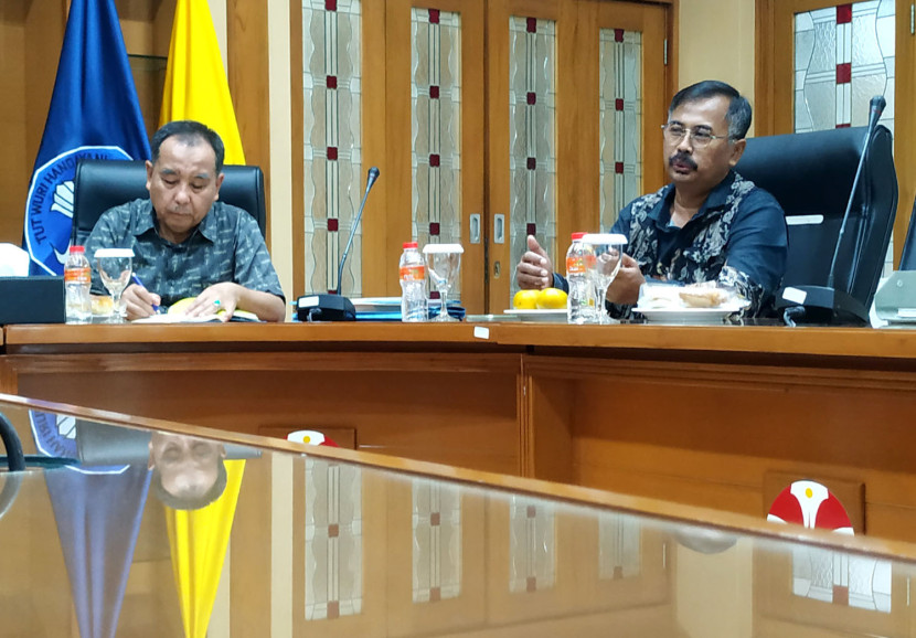 Dosen Prodi Pendidikan Seni Rupa, Fakultas Pendidikan Seni dan Desain UPI Bandung Warli Haryana dan Rektor UPI Prof Solehuddin menyampaikan keterangan terkait pameran ‘Diversity of Nusantara Art’ di Gedung Rektorat UPI, Kota Bandung, Senin (11/11/2024). Foto: Edi Yusuf 