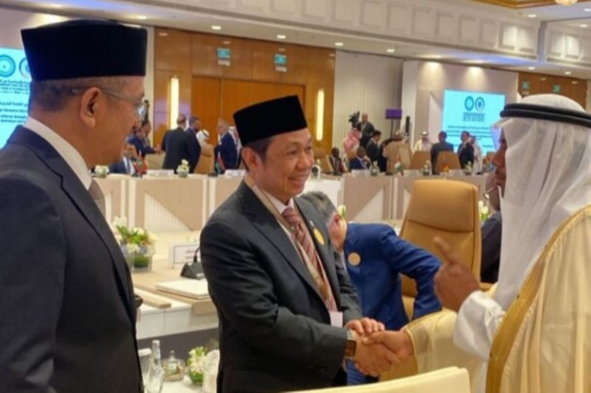 Wakil Menteri Luar Negeri (Wamenlu) RI Anis Matta (tengah) di sela-sela Pertemuan Persiapan Konferensi Tingkat Tinggi (KTT) Luar Biasa OKI-Liga Arab di Riyadh, Arab Saudi, pada Minggu (10/11/2024) waktu setempat. (Foto: Kemlu RI)