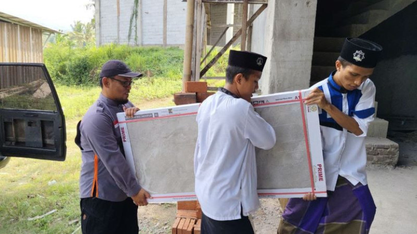 BMH Dukung Pembangunan Masjid di Pesantren Tahfidz Hidayatullah dengan Bantuan 70 Dus Granit