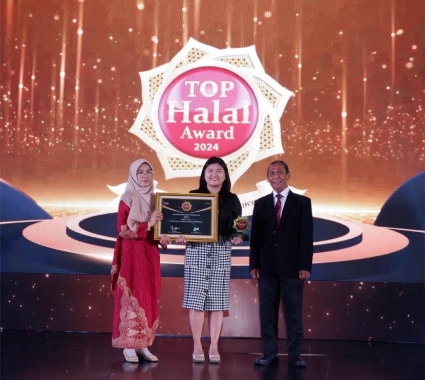 Senior Brand Manager AICE Group Sylvana (tengah) menerima penghargaan Top Halal Award 2024. (Foto: Dok Ruzka Indonesia) 