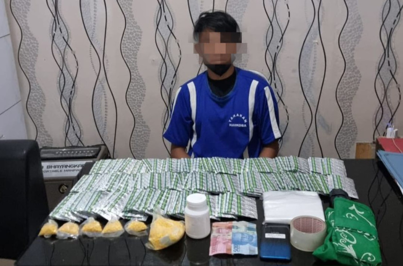 Tersangka pengeder obat keras diamankan Satnarkoba Polres Sukabumi Kota.