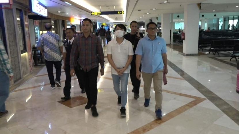 Pengusaha asal Surabaya IS (berkaus putih) ditangkap polisi di Bandara Juanda pada Kamis (14/11/2024). Dok. Humas Polda Jatim