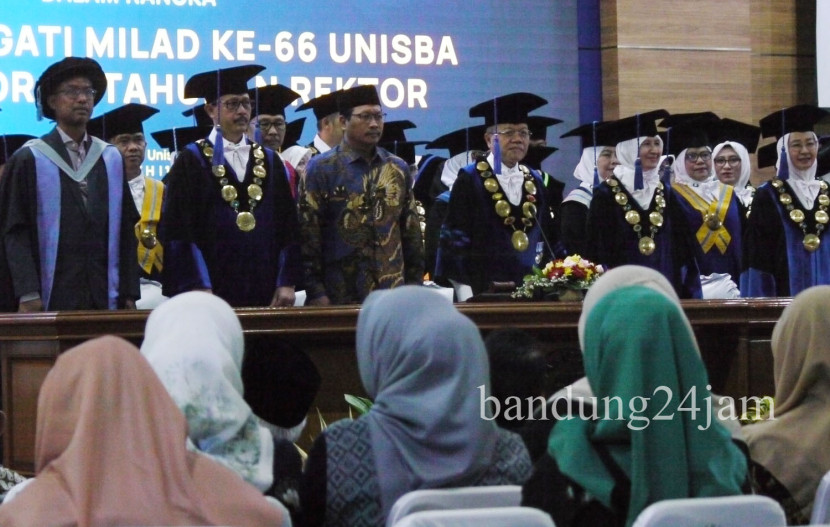 Prosesi Milad ke-66 tahun Universitas Islam Bandung (Unisba) di Aula Unisba, Kamis (14/11/2024). Foto: Edi Yusuf