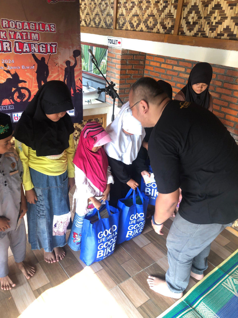 Rodagilas Touring Jalur Langit Gelar Berbagi Santunan Anak Yatim di Villa Pondok Evita