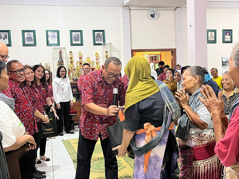 Hotel Ciputra Semarang Kunjungi Buruh Gendongdi Pasar Beringharjo Yogyakarta