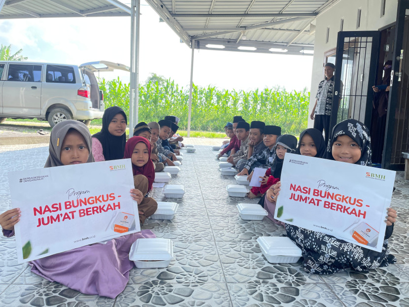 Senyum Santri di Deli Serdang Terima Makanan Siap Santap dari BMH