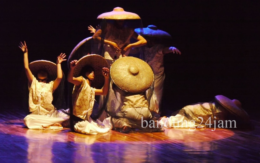 Adegan koreografi berjudul Arti Hirup saat acara Jabar Contemporary Dance Festival #4 Tahun 2024 di Teater Tertutup Taman Budaya Jawa Barat (Jabar), Kota Bandung, Rabu (12/11/2024). Foto: Edi Yusuf