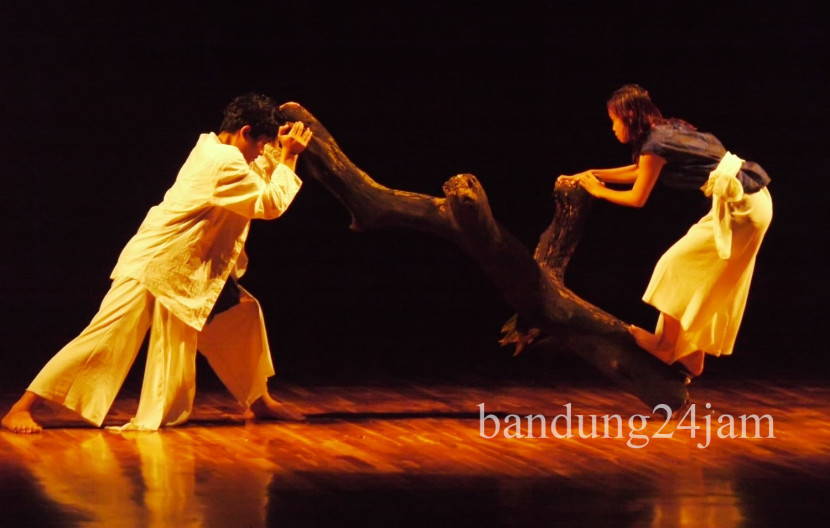 Adegan koreografi berjudul Pesan Anak Dalam saat acara Jabar Contemporary Dance Festival #4 Tahun 2024 di Teater Tertutup Taman Budaya Jawa Barat (Jabar), Kota Bandung, Rabu (12/11/2024). Foto: Edi Yusuf