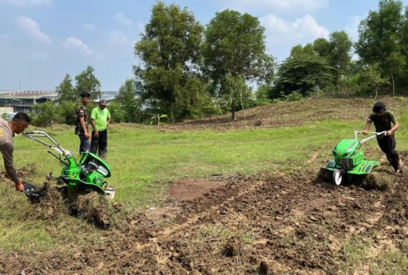 Personil Brimob sedang menyiapkan lahan untuk ditanami jagung di Karawang,Jawa Barat. (Foto: Humas Polri) 