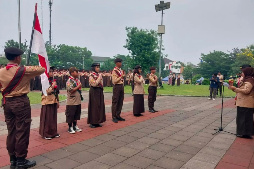 Ketua Kwartir Cabang (Kwarcab) Kota Depok, Nina Suzana melantik anggota Pramuka Teladan Keluarga dan Masyarakat. (Foto: Dok Diskominfo Kota Depok)