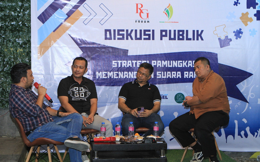 Tiga nara sumber diskusi yang dipandu moderator Ketua AJI Palembang Wiko. (FOTO: Dok, FJP Sumsel)