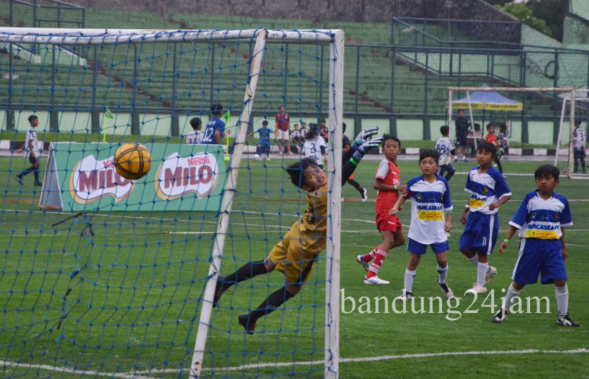 Peserta bertanding saat babak penyisihan 'Garuda Road MILO National Championship’ di Stadion Siliwangi, Kota Bandung, Sabtu (16/11/2024). Foto: Edi Yusuf