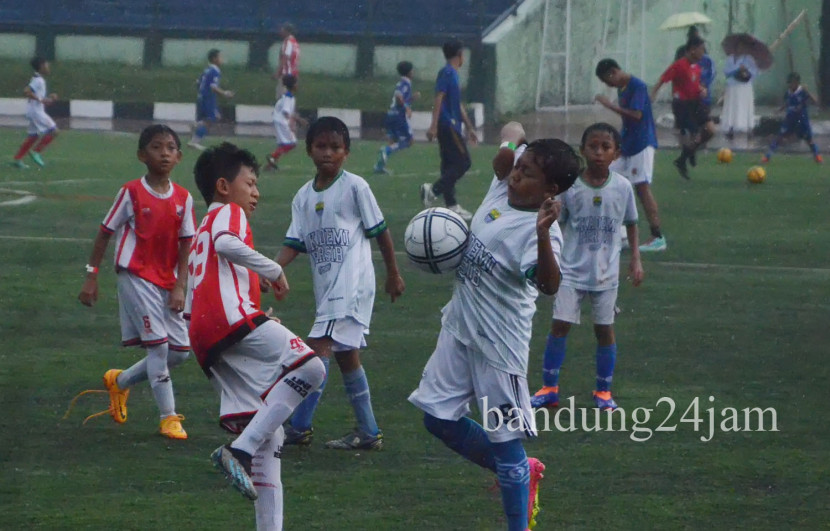 Peserta bertanding saat babak penyisihan 'Garuda Road MILO National Championship’ di Stadion Siliwangi, Kota Bandung, Sabtu (16/11/2024). Foto: Edi Yusuf