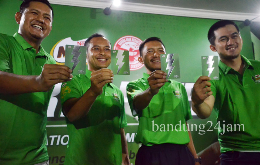 Dari kiri ke kanan, Sports Marketing Manager Nestle MILO Yozart Zulmi, mantan atlet sepak bola Indonesia Atep Rizal, wasit MILO National Championship Sayyid Luthfi, dan Sr Brand Executive Nestle MILO Arbie Hasim Ashari menunjukan MILO Kartu Petir di Stadion Siliwangi, Kota Bandung, Sabtu (16/11/2024). Foto: Edi Yusuf