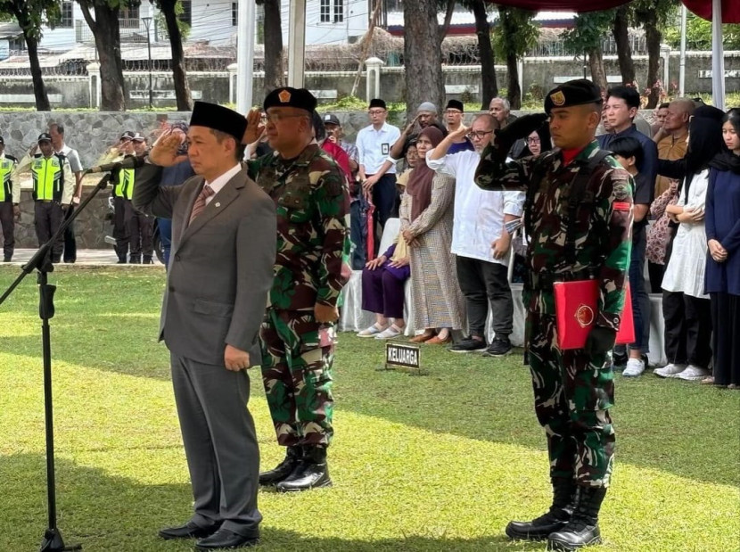 Wamenlu Anis Matta memimpin upacara pemakaman mantan wamenlu Wardana. Sumber: Seputar Militer