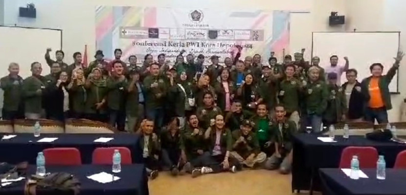 Wartawan PWI Kota Depok berfoto bersama di acara Konferensi Kerja PWI Kota Depok 2024. (Foto: Dok Ruzka)