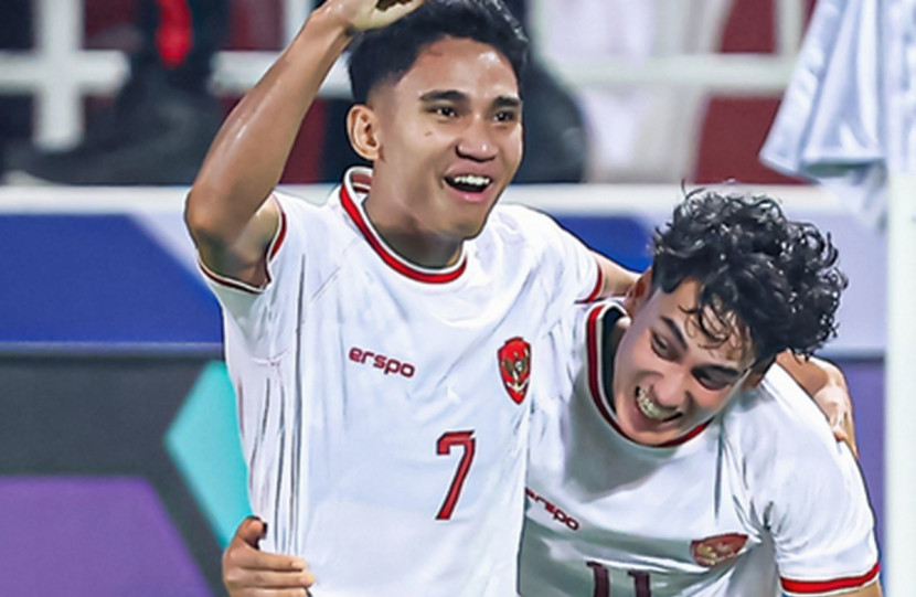 Marselino Ferdinan merayakan gol yang dicetaknya ke gawang Arab Saudi bersama Rafael Struijk. Indonesia sukses mengalahkan Arab Saudi dengan skor 2-0, Selasa (19/11) malam di Stadion Utama Gelora Bung Karno, Jakarta.