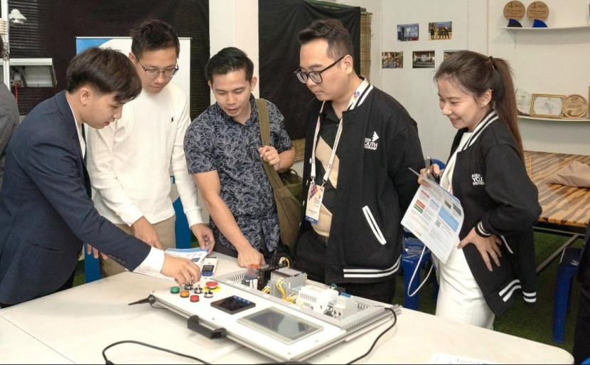 Peserta ASEAN Youth Fellows memperhatikan proses produksi proyek elektronik, Internet of Things (IoT), pertanian cerdas, dan seni di ruang kerja komunitas Makerbox Lao. (Foto: AYF)