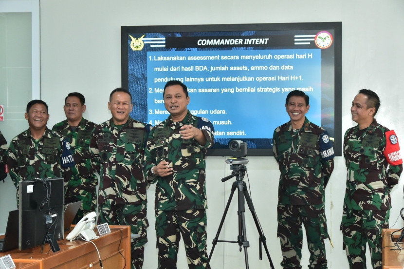 KSAU Marsekal Mohamad Tonny Harjono meninjau latihan Wargaming Komando Tugas Udara Gabungan (Kogasudgab) Bravo saat Geladi Posko Latihan Angkasa Yudha 2024. Sumber: Seputar Militer