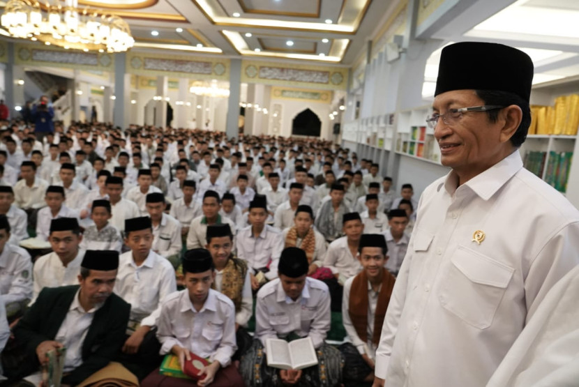 Menteri Agama Nasaruddin Umar saat mengisi acara di Yayasan Pondok Pesantren Salafi Terpadu Darussyifa Al-Fithroh (Yaspida), Sukabumi. 