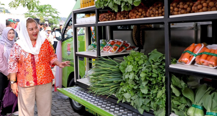 Kota Semarang, Hevearita Gunaryanti Rahayu, yang akrab disapa Mbak Ita meninjau truk penjualan sayur-mayur hasil pertanian. (Foto: Dok Dinas Pertanian Kota Semarang)