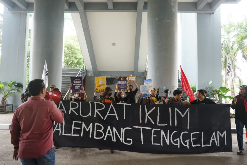 Aksi unjuk rasa banjir ke DPRD Kota Palembang. (FOTO: Dok. Walhi Sumsel)