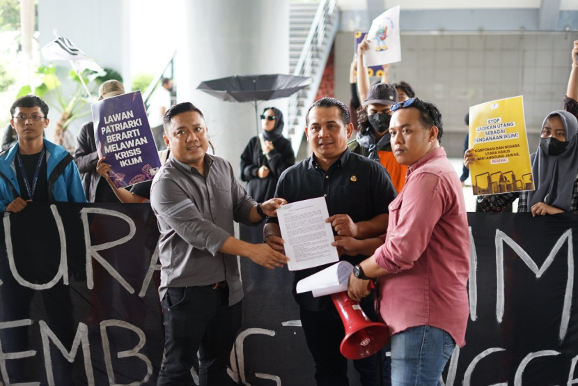 Aktivisi lingkungan Sumsel menyampaikan tuntutan ke DPRD Palembang, (FOTO: Dok. Walhi Sumsel)