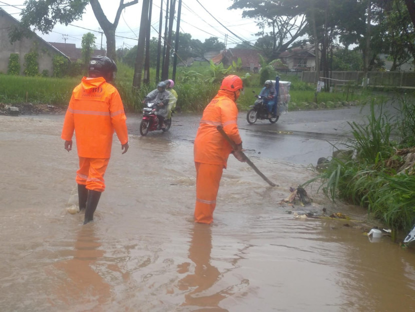 Penanganan banjir limpasan Jalan Sarasa, Kecamatan Cibeureum, Kota Sukabumi, Rabu (20/11/2024).