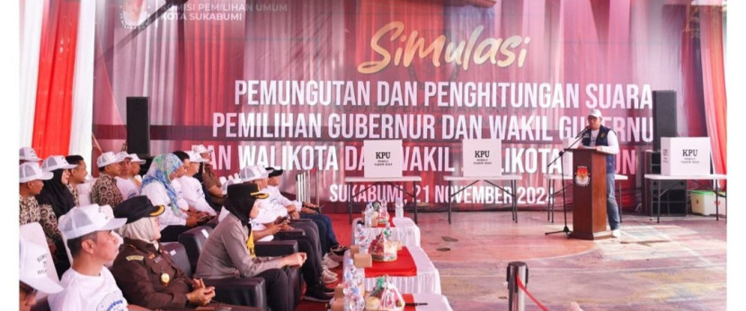 Simulasi pemungutan dan penghitungan suara dalam menghadapi pilkada 2024 di Lapang Merdeka Kota Sukabumi, Kamis (21/11/2024).