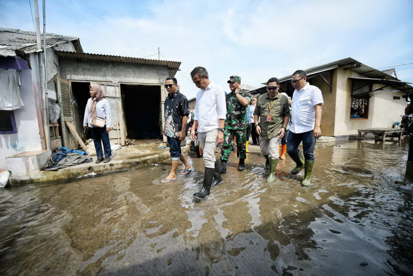 Pj Gubernur Jabar Bey Machmudin tinjau banjir rob di Indramayu. Foto: Biro Adpim Jabar